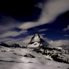 Panorama bei Nacht vom Matterhorn mit faszinierenden Wolken und Sternenhimmel