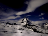 Panorama bei Nacht vom Matterhorn mit faszinierenden Wolken und Sternenhimmel