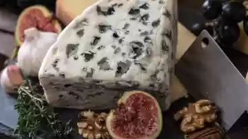 A piece of the noble Roquefort cheese that will enchant your palate.