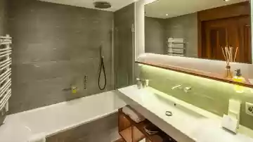 Badezimmer Suite Premium mit Dusche und Etagère