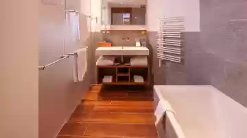 Badezimmer Junior Suite Deluxe mit Dusche und Etagère