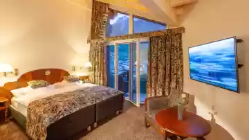 Suite Premium mit Kingsize Bett und grossen Fenstern